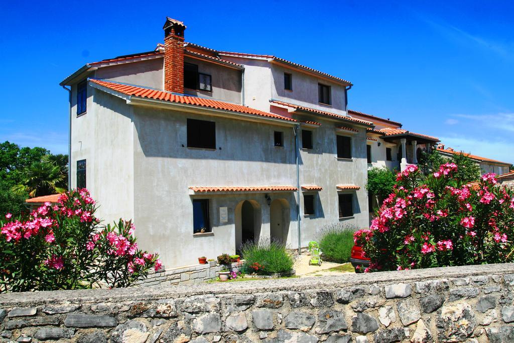 Korsa Apartment Sveti Lovreč Pazenatički Esterno foto