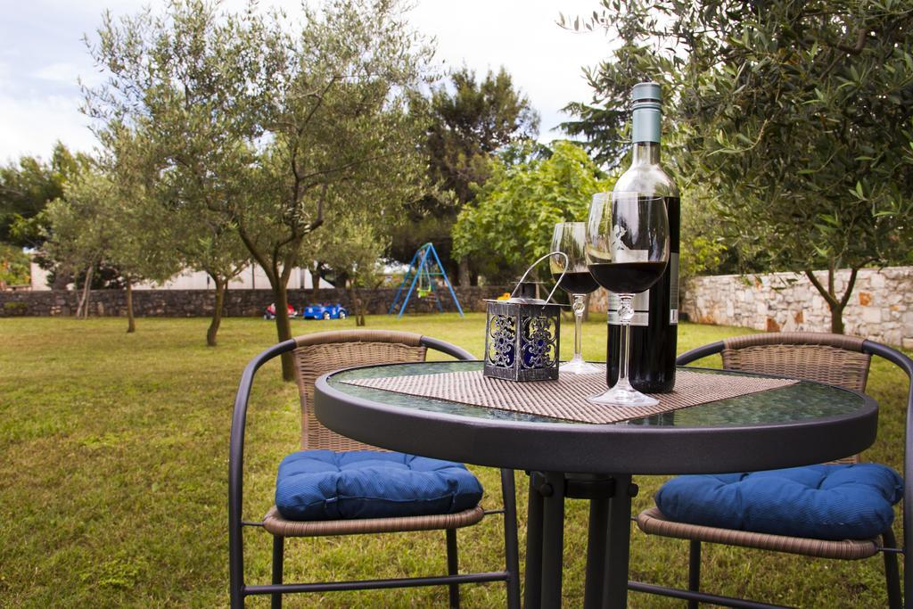Korsa Apartment Sveti Lovreč Pazenatički Esterno foto